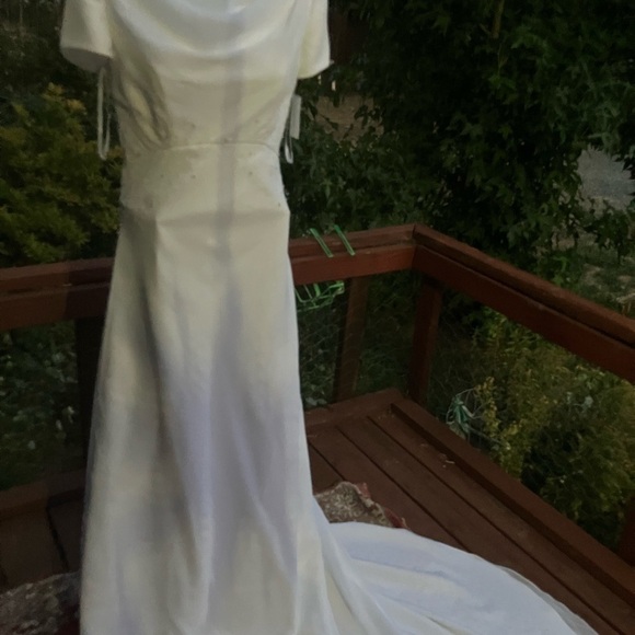 Mermaid style short sleeved wedding dress size 12 NWT - Picture 7 of 16